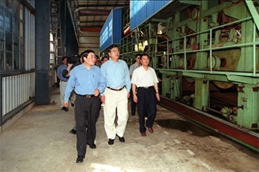 2000年9月19日，時任浙江省委書記張德江一行視察公司