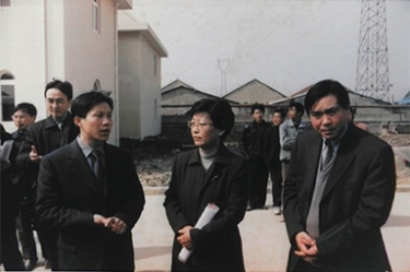 2001年2月20日，時任國家環(huán)保局副局長汪紀戎一行視察公司